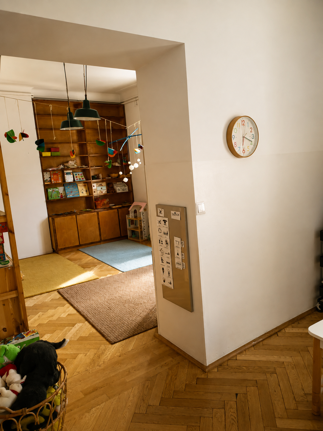 Przejście do sali z biblioteczką i strefą dywanu